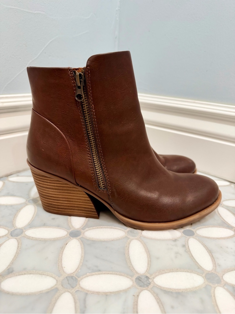 Korks Hattie Women's Vegan Leather Side-Zip Ankle Booties Stacked Heel Size 8.5